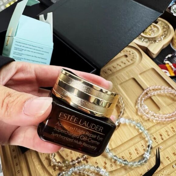 Estée Lauder Revitalizing Supreme+ Bright Power Soft Creme - Picture 4 of 12